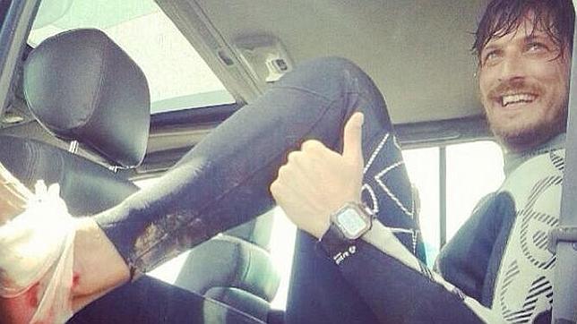 Luis Medina sufre un pequeño corte en el pie practicando «kitesurf» en Marruecos