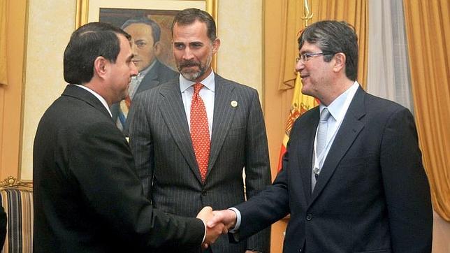El príncipe de Asturias se despide del presidente saliente de Paraguay