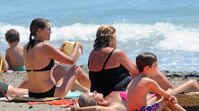 El primer chapuzón del verano para María Dolores de Cospedal