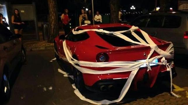 Cubren el coche de Balotelli de papel higiénico por no firmar autógrafos