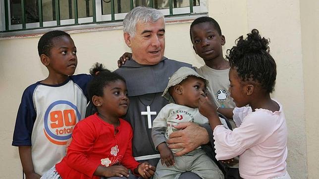 'Padre Patera': «Los inmigrantes vienen a España creyendo que es la Tierra Prometida»