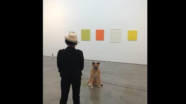 Yoko Ono, de espaldas en una exposición