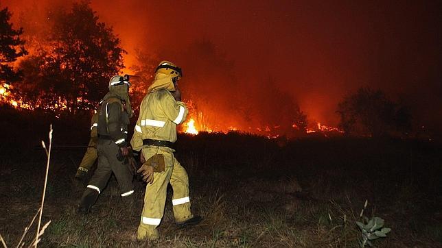 Controlado el incendio en Vilamarín, aunque sigue activo otro en Catoira