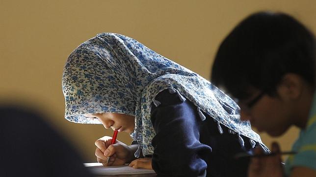 Indonesia planea comprobar la virginidad de las jóvenes para acceder al instituto