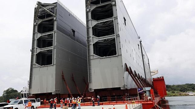 La titánica tarea de instalar las compuertas de la ampliación del Canal de Panamá