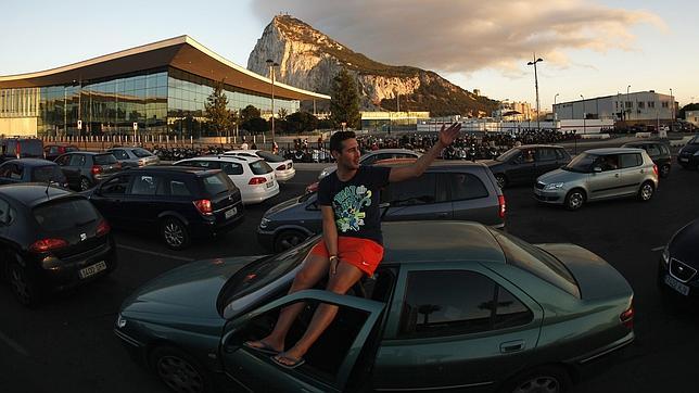 El tráfico entre Gibraltar y La Línea de la Concepción suele ser concurrido, ahora con controles hay más atascos