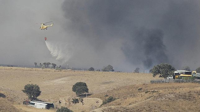 El incendio forestal en Soto de Viñuelas obliga a desalojar a 40 personas
