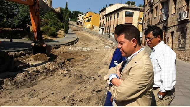 Page visita las obras del colector de la calle de la Carrera, que se prolongarán un mes
