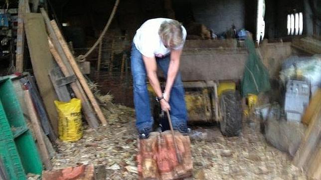 Álvaro Bultó cortando un tronco en una imagen de Facebook