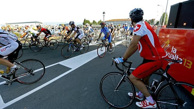 La Vuelta recuerda y homenajea a las víctimas del Alvia