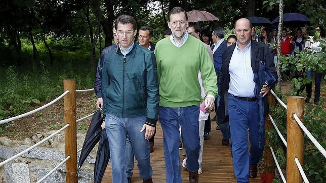 El presidente del Gobierno, arropado por Pastor y Feijóo, pasea por Ponte Arnelas