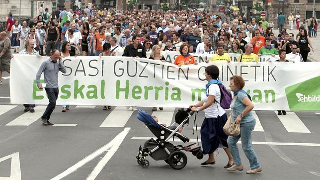 Dignidad y Justicia pide la retirada inmediata de fotos de etarras en Bilbao