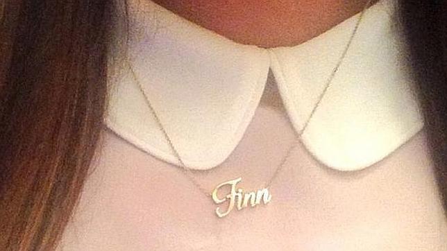 Lea Michelle luce un collar con el nombre de «Finn», el personaje de Cory Monteith