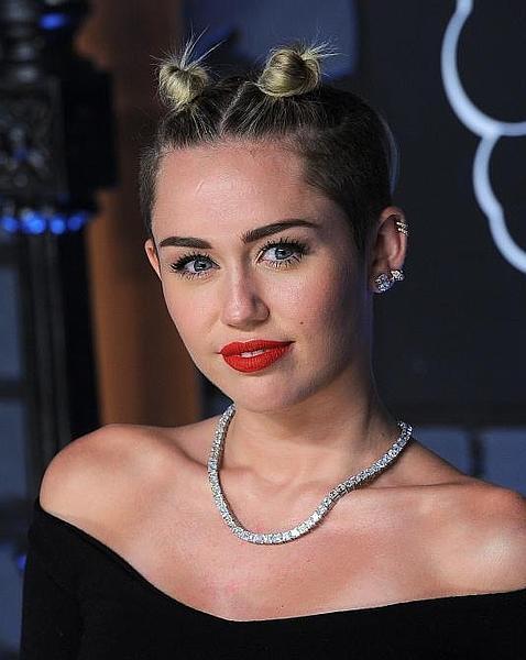 El curioso peinado de Miley Cyrus