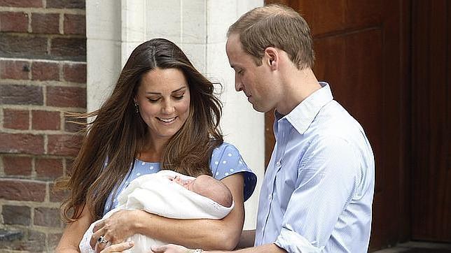 Los Duques de Cambridge responden «abrumados» a las felicitaciones por su hijo
