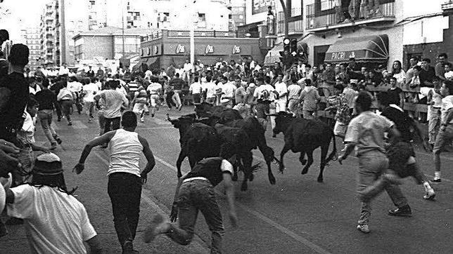 Foto del último encierro que tuvo lugar en Alcalá de Henares, durante la década de los 90