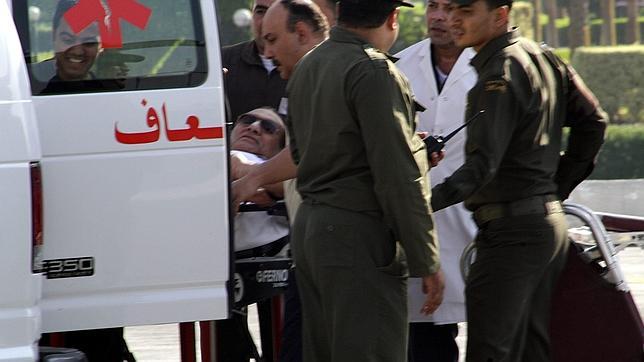 Mubarak sale de la prisión de Tora