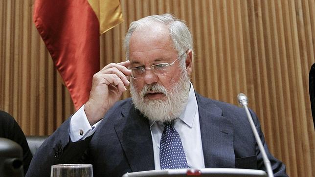 Cañete desmiente su vinculación con empresas de «bunkering» en el Estrecho