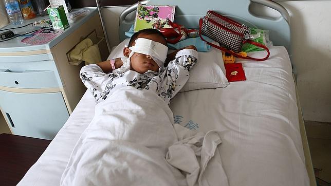 Extirpan los ojos a un niño de seis años en China