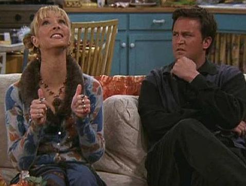 Phoebe y Chandler, dos de los personajes de la serie