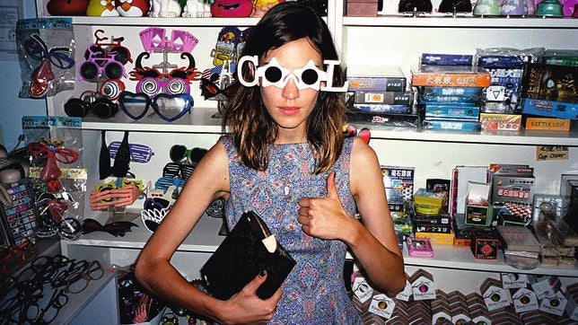Alexa Chung: «Quiero que lean mi libro en la bañera, libres de ropa»