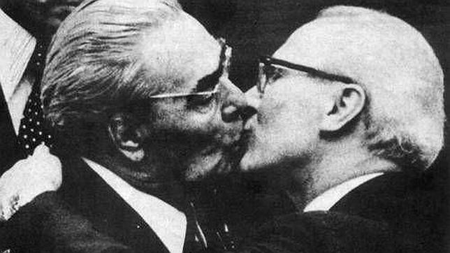 Leónidas Breznev (líder de la URSS) y Eric Honecker (líder de la RDA), en su eterno ósculo en junio de 1979