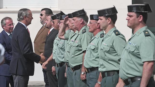 El Director de la Guardia Civil recibe una condecoración en la embajada de Perú