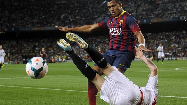 Un Barça espeso gana con polémica