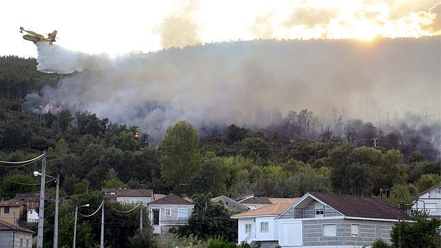 Extinguidos los incendios de Monterrei, Pontecaldelas y Navia de Suarna