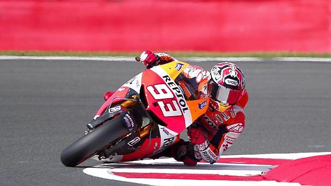 Marc Márquez se cae... pero podrá correr
