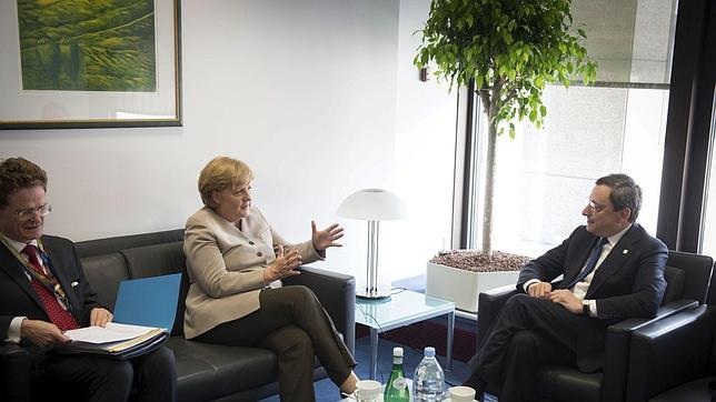 Merkel y Draghi son las dos personas más poderosas del euro. De sus decisiones depende el futuro de muchos