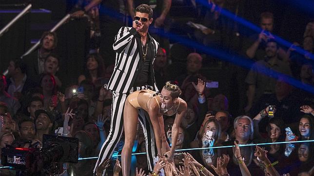 Arrecian las críticas contra Miley Cyrus tras su «avergonzante» actuación