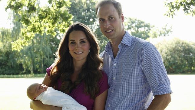 El pequeño Príncipe George visita la tumba de Diana de Gales con sus padres