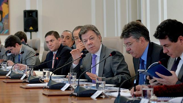 El Gobierno colombiano dimite en bloque para dar «plena libertad» a Santos