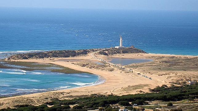 Playa de los Caños de Meca con el faro de Trafalgar