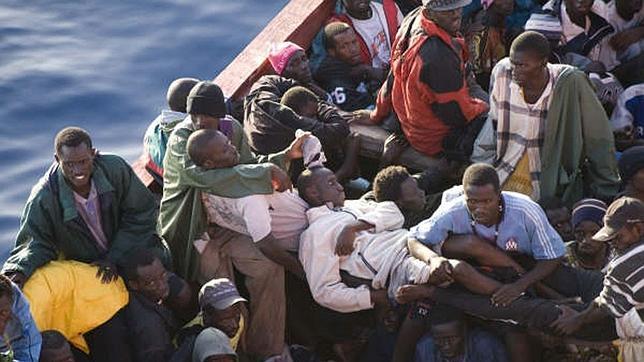 Los rescates de inmigrantes descienden de 30.400 en 2006 a 3.500 en 2012