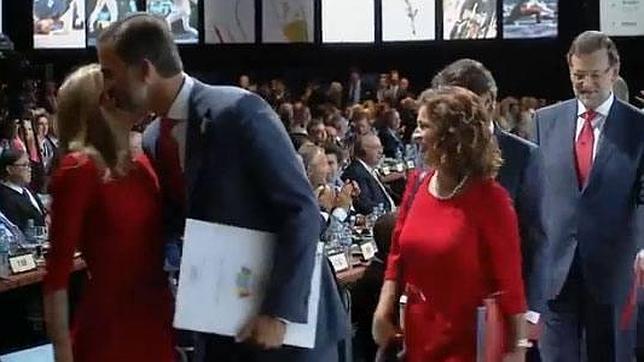 Doña Letizia, la primera en felicitar al Príncipe Felipe tras su presentación de Madrid 2020
