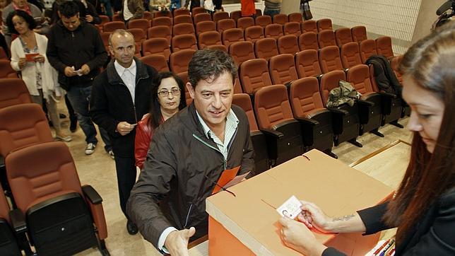 Besteiro rebasa en votos a Manel Vázquez en las siete ciudades