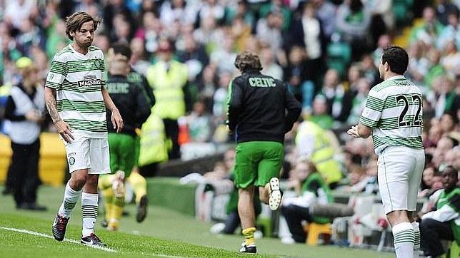 Louis Tomlinson, de One Direction, vomita durante un partido de fútbol