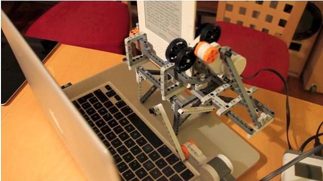 «Hackean» un Kindle con un robot de Lego