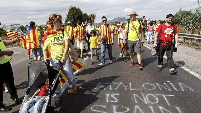 El regreso de los asistentes a la cadena independentista causa retenciones de 60 kilómetros