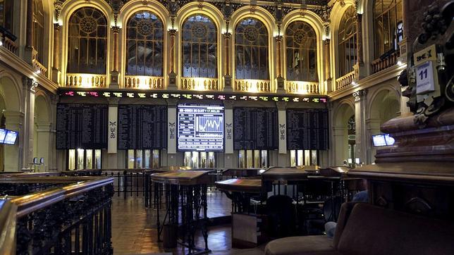 El Ibex toca su máximo anual y la prima de riesgo baja a niveles de julio de 2011