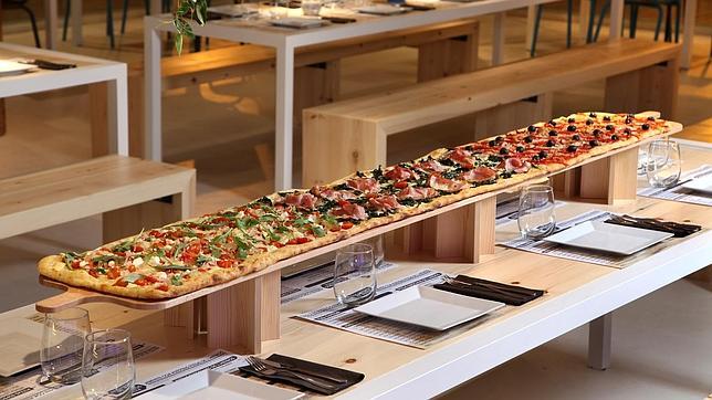 Un restaurante reta a sus clientes a comerse una pizza de su altura