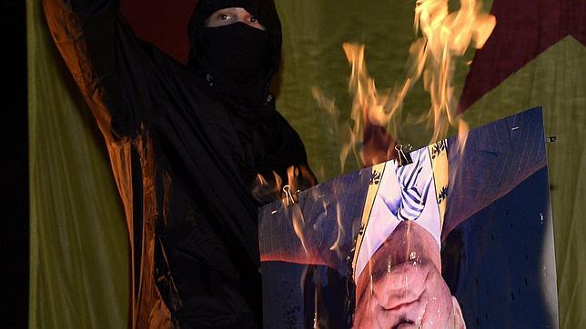 Queman una foto del Rey y las banderas española y francesa