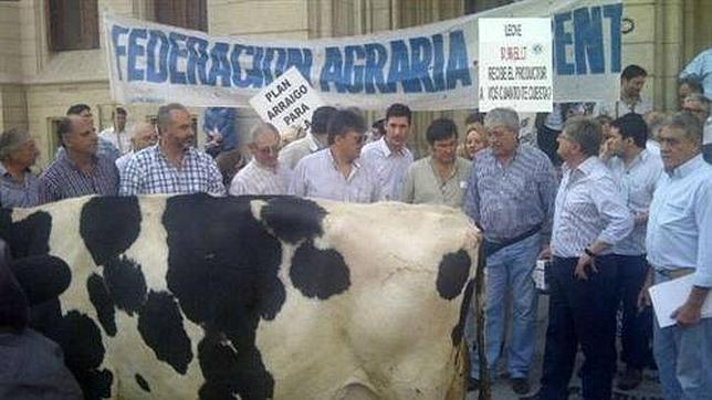 Protestan ordeñando una vaca ante el ministerio de Agricultura de Argentina