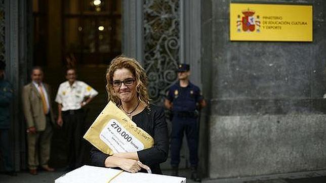 Una madre madrileña presenta 270.000 firmas por la gratuidad de los libros de texto