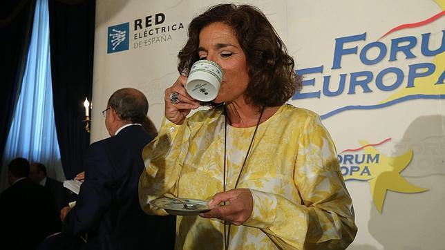 Ana Botella se ríe de sí misma: «Espero que les hayan servido a todos un café con leche»