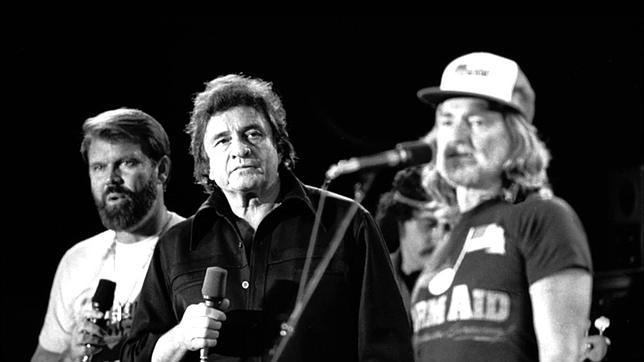 Johnny Cash y Willie Nelson, a la derecha