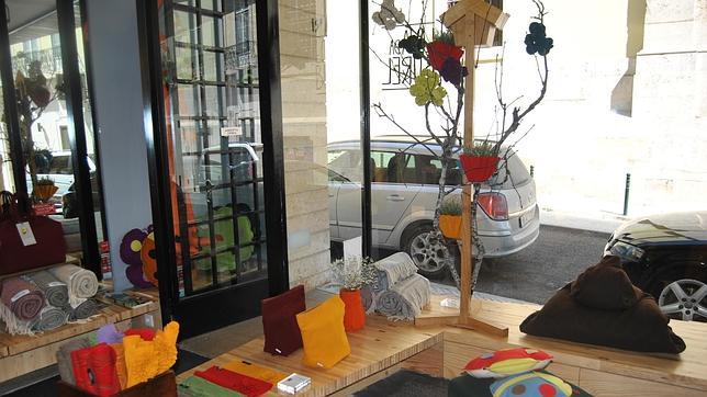 Mantas, bolsos y pufs, entre otros artículos, de lana