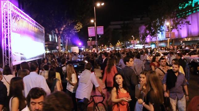 Madrid se llena en la noche de las tiendas